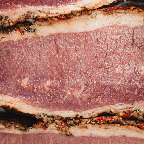 Kopy Katz Pastrami – Anschnitt mit Gewürzkruste